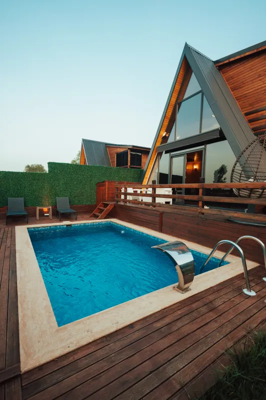 Sapanca Sapanca Ünlüce Sıcak havuzlu Bungalov - Sapanca Konaklama 1+1 geniş ve ferah konaklama alanı Maksimum 7 kişi kapasite